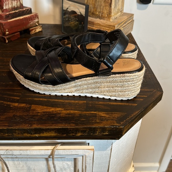 Time and Tru Black Wedge sandals - Picture 2 of 3